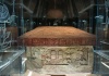 102 Sarkophag im Museum