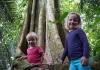 Kleine Kinder vor einem großen Baum