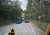 Zwei Busse überholen vor der Kurve - so lange man den Gegenverkehr nicht sieht kann nichts passieren-!